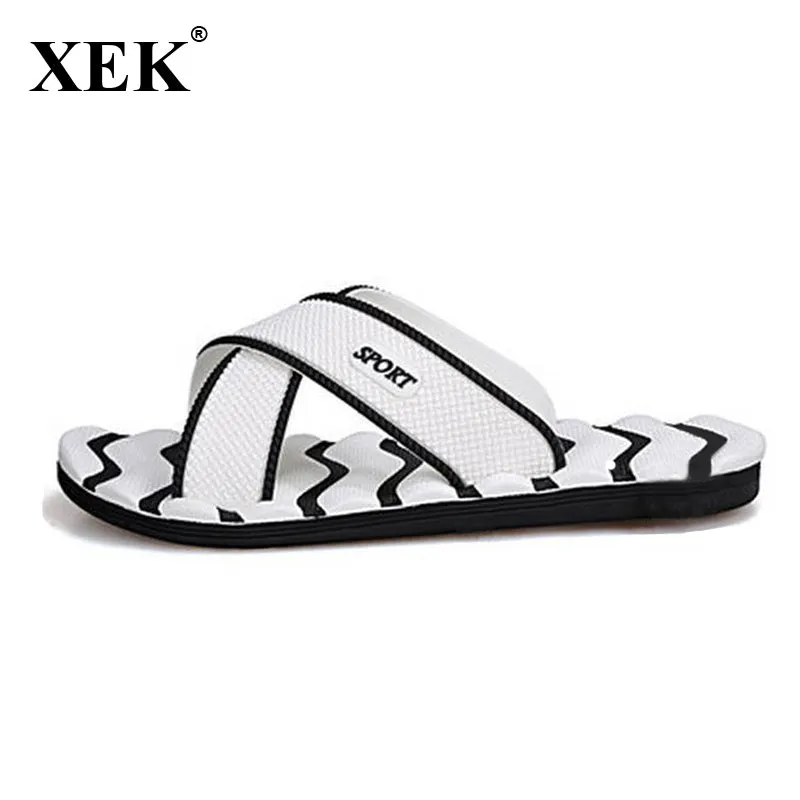 Men Slippers New Lightweight Casual Plaid Stripes Sandals Summer Fashion Men Classic Flip flops Hot Soft Beach Shoes